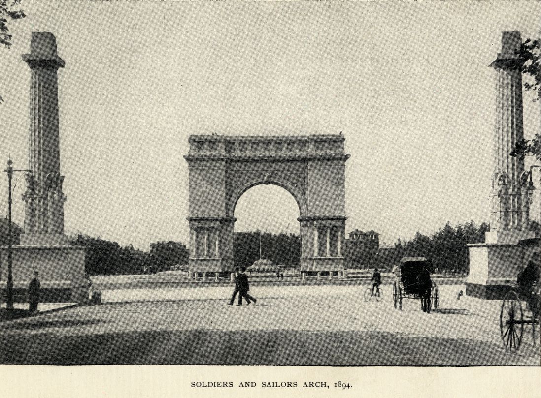 A black and white photograph shows the arch, without the sculpture on top, in 1894